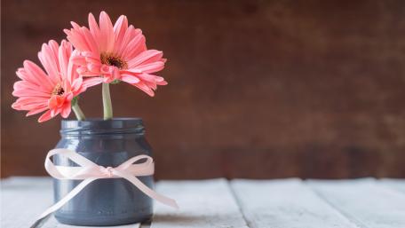 Blossoms in a Charming Jar Arrangement wallpaper