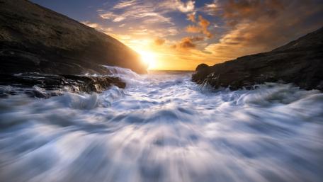 Serene Sunset Over Churning Waves wallpaper