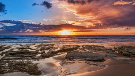 Serene Sunset Over the Tranquil Ocean Waves wallpaper
