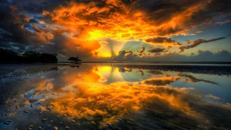 Majestic Sunset Over Tranquil Waters wallpaper