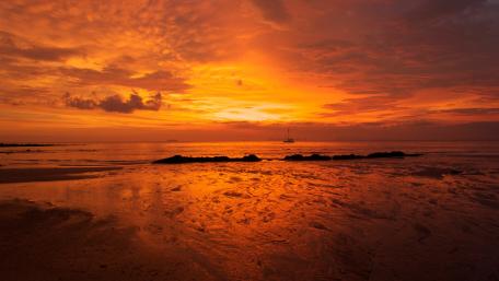 Sunset Serenity over the Ocean waves wallpaper