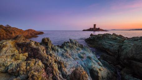 Serene Coastal Sunset Scene wallpaper