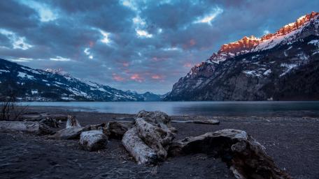 Tranquil Mountain Sunset Over Serene Lake wallpaper