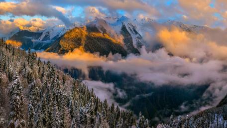 Majestic Mountain Sunrise Above the Clouds wallpaper