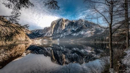 Majestic Mountains Reflected in Serene Waters wallpaper