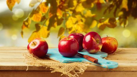 Vibrant Apples on a Wooden Board wallpaper