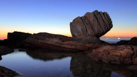 Majestic Rock Formation at Dusk wallpaper