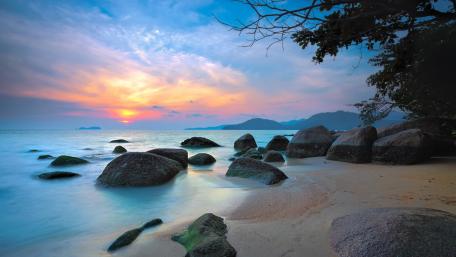 Serene Sunset Over Tranquil Beach wallpaper