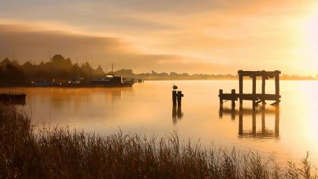 Tranquil Sunrise Over Serene Waters wallpaper