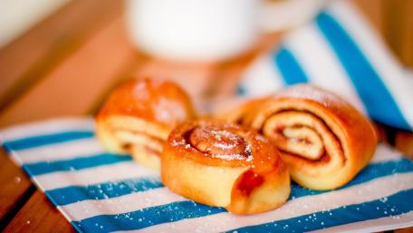 Delicious Cinnamon Rolls on a Striped Plate wallpaper