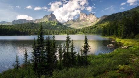 Tranquil Mountain Lake Scenery wallpaper