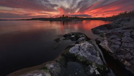 Serene Sunset Over Calm Waters wallpaper