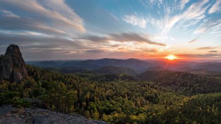 Majestic Sunset Over Lush Mountains wallpaper