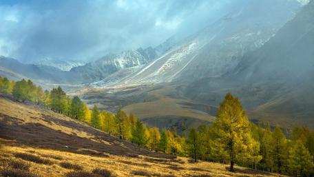 Majestic Autumn Landscape in the Mountains wallpaper