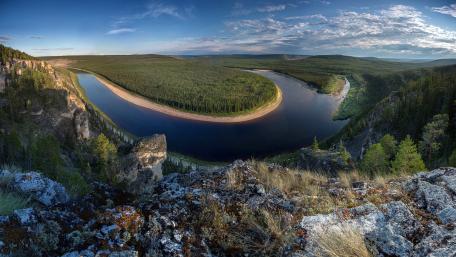 Majestic River Bend at Dusk wallpaper
