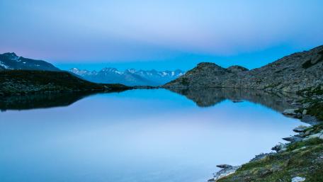 Serene Mountain Lake Reflection at Dusk wallpaper