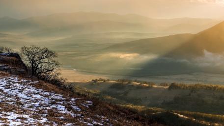 Tranquil Mountain Serenity Amidst Soft Sunlight wallpaper