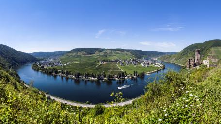 Serene River Bend in Lush Landscape View wallpaper