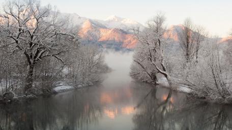 Winter Serenity in the Mountains wallpaper