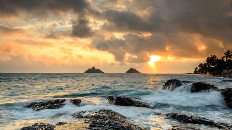 Serene Sunset Over the Ocean Waves wallpaper