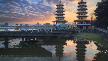 Serene Sunset Over Temple Reflections wallpaper