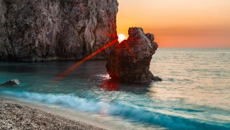 Radiant Sunset Over Serene Shoreline wallpaper
