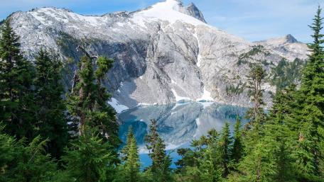 Majestic Mountain Reflections in Crystal Clear Waters wallpaper
