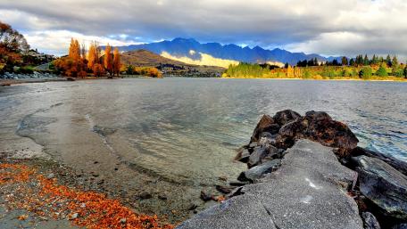 Tranquil Lakeside Serenity in Autumn Beauty wallpaper