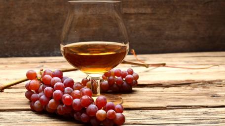 Elegant Glass of Wine and Grapes Artistry wallpaper