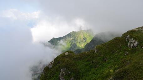 Majestic Mountains Shrouded in Clouds wallpaper