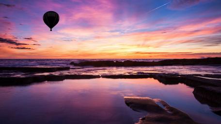 Dreamy Purple Sunset with a Hot Air Balloon wallpaper