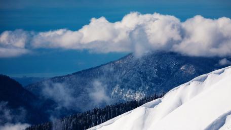 Serene Winter Landscape with Majestic Peaks wallpaper