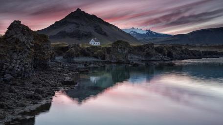 Serene Beauty of Icelandic Landscape wallpaper