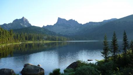 Serene Mountain Reflections Amidst Tranquil Waters wallpaper