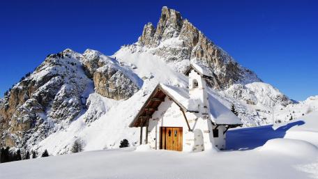 Winter Cottage Among Majestic Mountains Snowcape wallpaper