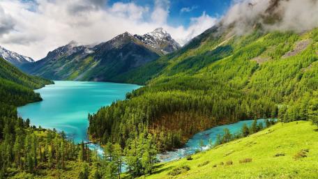 Breathtaking Mountain Lake View in Vibrant Colors wallpaper