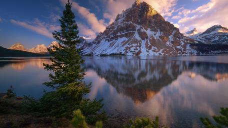 Majestic Mountain Reflection at Dawn wallpaper