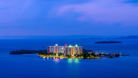 Serene Island Cityscape at Dusk wallpaper