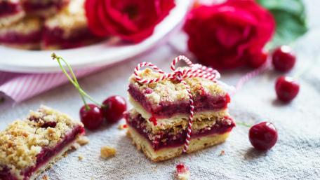 Delicious Cherry Crumble Dessert Wallpaper wallpaper