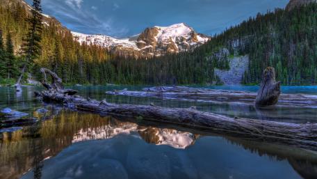 Serene Mountain Lake Reflection Wallpaper wallpaper