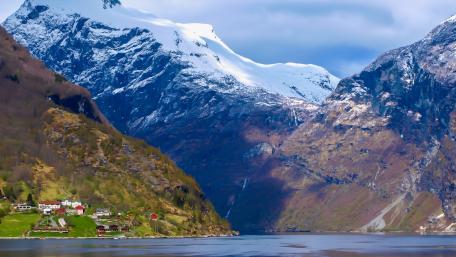 Majestic Mountains and Tranquil Waters of Nature's Beauty wallpaper