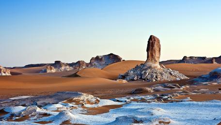 Desolate Beauty of the White Desert Sandstone Formation wallpaper