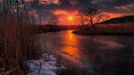 Tranquil Sunset Over Icy Waters wallpaper