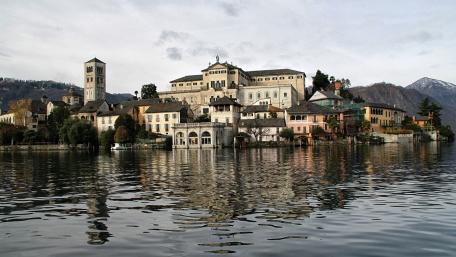Tranquil Waterscape of a Serene City wallpaper