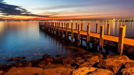 Serene Lakeside Pier at Dusk wallpaper