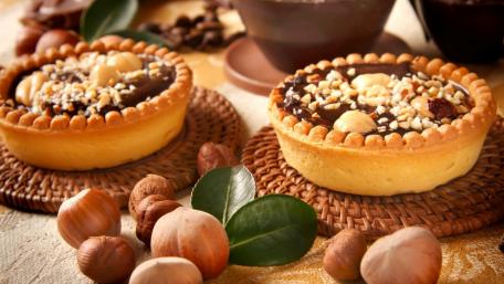 Delicious Chocolate Nut Tarts for Dessert Lovers wallpaper