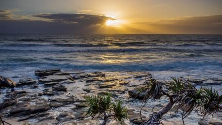 Serene Sunset Over Ocean Waves wallpaper