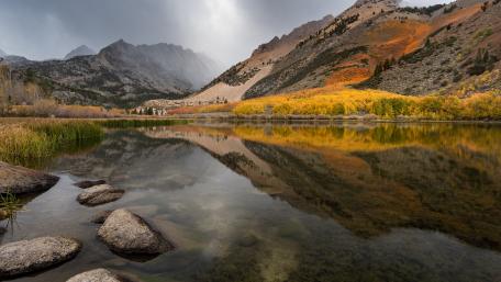 Serene Mountain Lake Reflection in Autumn Colors wallpaper