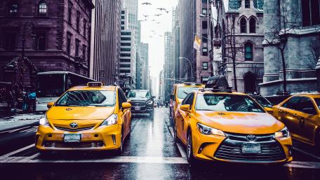 Vibrant City Streets in Motion wallpaper