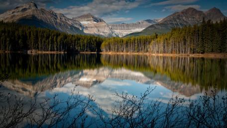 Serene Mountain Reflection in Tranquil Lake wallpaper